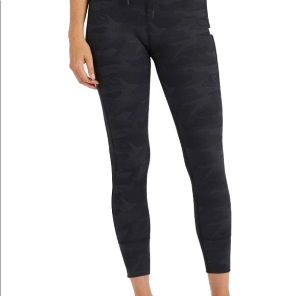 NWT VUORI Daily Leggings Sz Large Black Camo - Picture 4 of 4